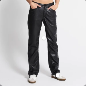 Skinnbyxor - Skinnbyxor storlek S, egna bilder vid förfrågan💕 super snygga och bra skick bara lite för stora 💕