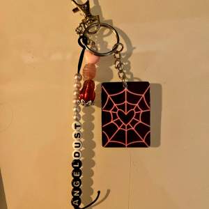 Handgjord nyckelring med motiv och inspiration av Angeldust från Hazbin Hotel :)