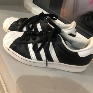 Adidas superstar skor  - Jättesnygga skor som passar till allt med för små på mig så måste sälja de. Priset kan diskuteras😘