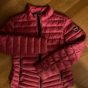 Colmar jacka  - En tunn rosa colmar jacka som är perfekt för våren. Säljer pågrund av att den är för liten. Två fickor framtill på vardera sida, Inga skador. Passar storlek xs. Pris kan diskuteras. 