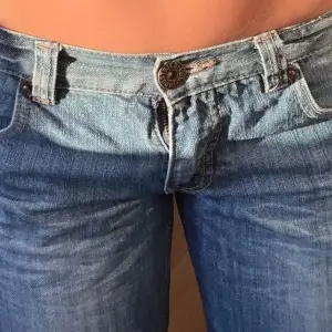 Säljer dessa lågmidjade ”bootcut” jeans då de inte kommer till användning💗modellen är straight men de sitter som bootcut 🌟hör av er vid fundering💕obs! säljs bara vid bra bud!!