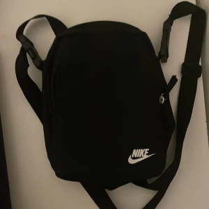 Nike axelväska  - Helt nytt och oanvänt Axelväska. Passar bra till sommaren. 10/10 skick. 