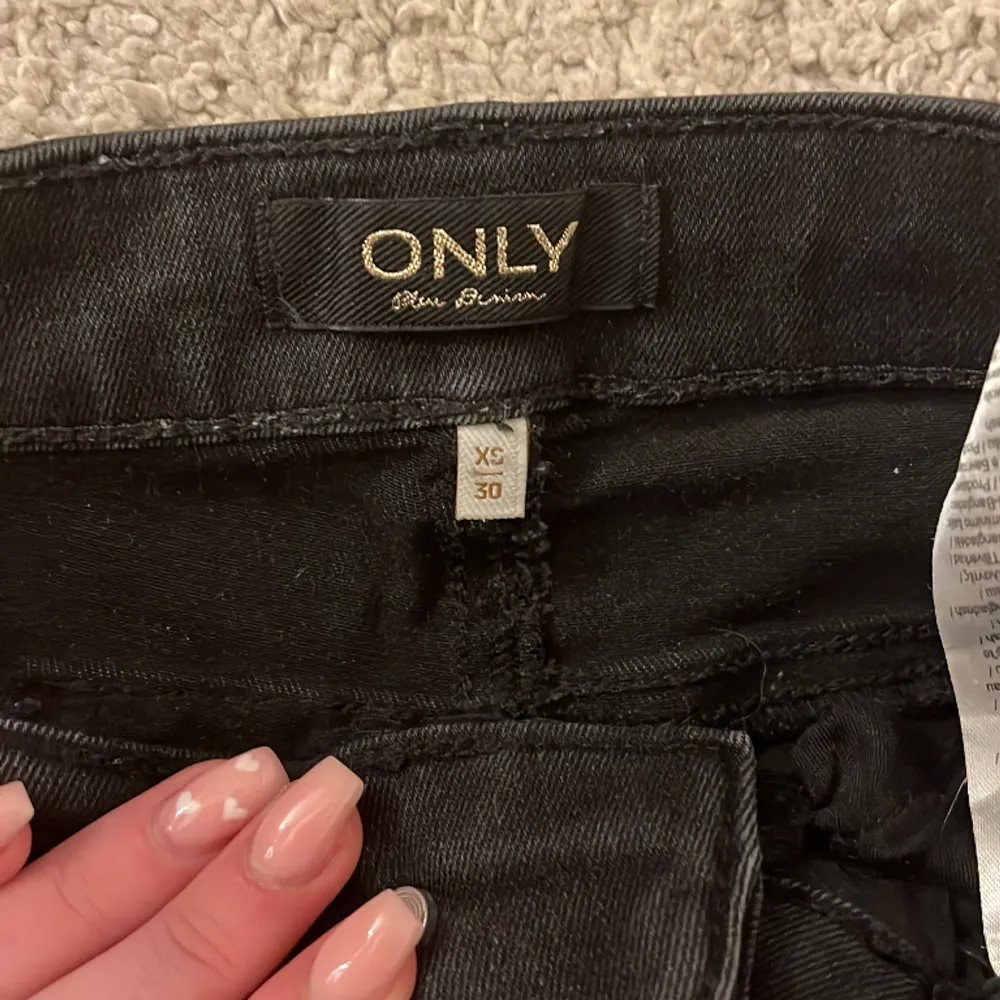 Super snygga Only jeans som tyvärr blivit lite små för mig! De är low-mid waist lite beroende på person 💘. Jeans & Byxor.