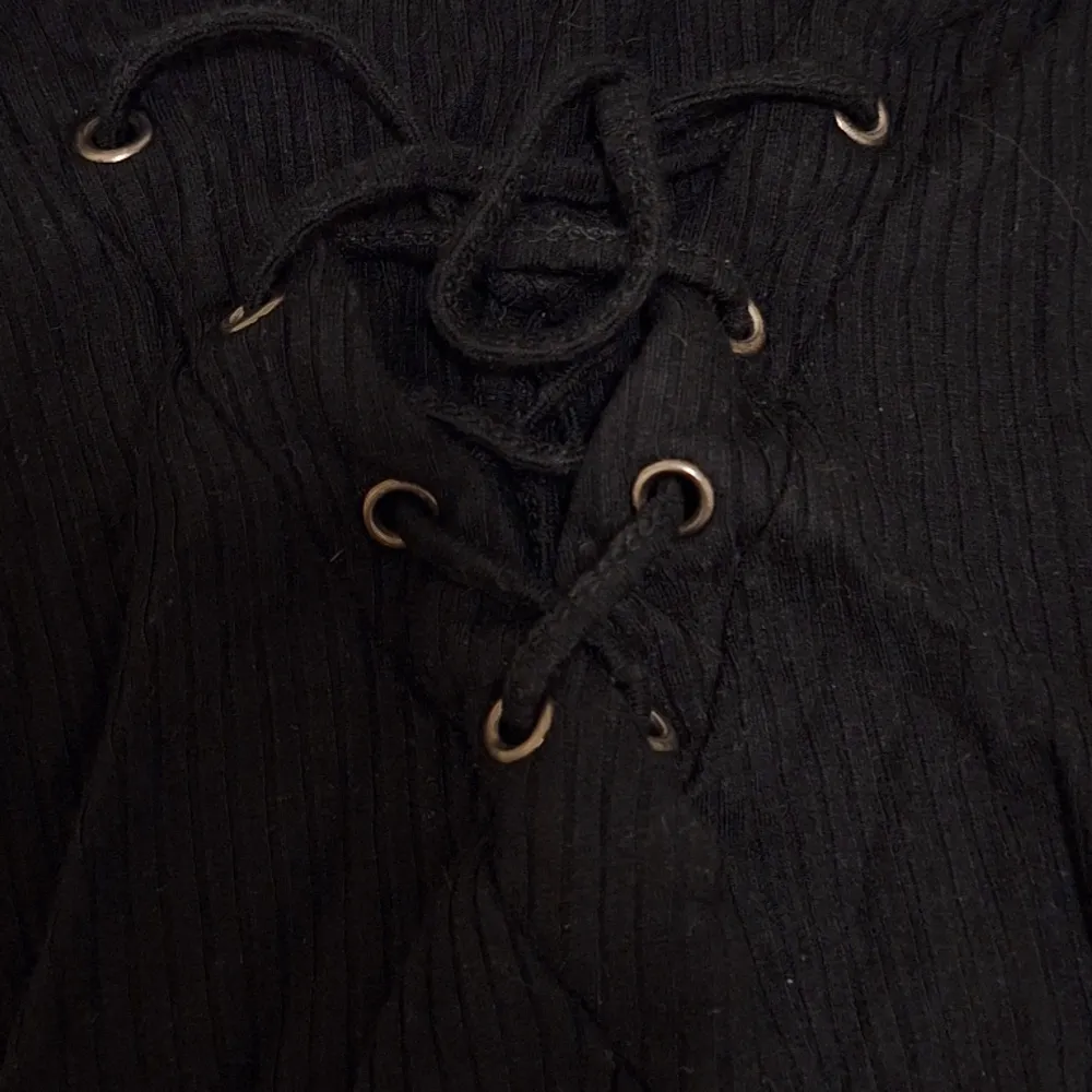 Ett fint svart linne/topp ifrån Only, aldrig använt 🫶🏼 Storlek M men passar även S. Den har ett mjukt & stretchigt material.. Toppar.