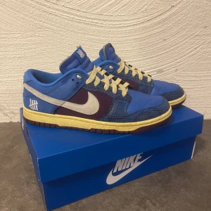 Nike Dunk Low Undefeated 5 - Säljer mina dunks som knappt blivit använda. Storlek 42. Kvitto finns 