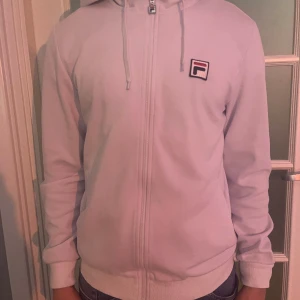 Fila Zip Hoodie - Färg:Vit Storlek:Medium  Skick:9/10(använd fåtal gånger) Nypris:550 Mitt pris:250 Modellens längd:180cm