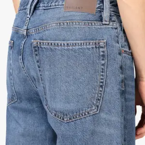 supersöta jeans, staight leg mid waist. använda typ 3 ggr. köpte för 800kr