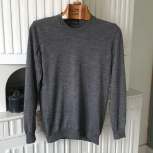 Oscar Jacobson 100% Merino Ull Crewneck - Snygg Oscar Jacobson stickad tröja i 100% merinoull. Väldigt skönt material och i mycket bra skick. I storlek M men passa S. Nypris: 1499 kr. Ljusare i verkligheten än på bilden. Skriv om du har någon fråga.