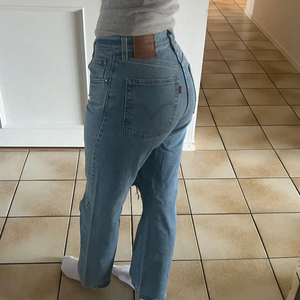 Säljer dessa fina Levis jeans då jag tycker dem är lite för korta för mig. Modell ribcage straight storlek 28. Passar mig som normalt bär storlek S men lite korta (jag är ca 172cm). Nyskick. Skriv vid intresse eller frågor. . Jeans & Byxor.