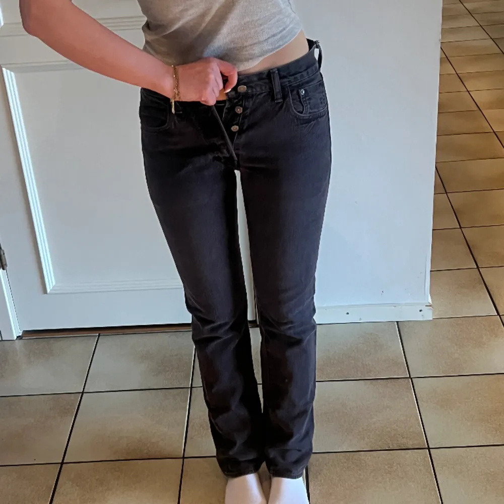 Säljer dessa fina Levis 501 jeansen då den tyvärr blivit för små för mig, W29, L32. Jag bär normalt storlek S och är ca 172 cm. Super fint skick. Skriv vid intresse eller frågor. . Jeans & Byxor.