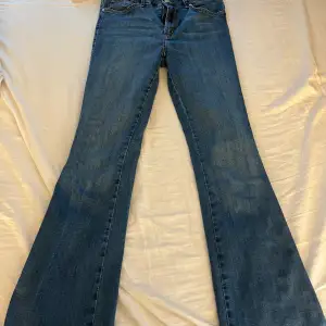 Blåa flare jeans i storlek m fast är strechy så passar folk med mindre och större storlek. I jätte bra skick. Köpt från Gina om jag minns rätt och jag köpte den nypris för 500. ‼️Kontakta mig innan ni trycker på köp nu‼️💕💕