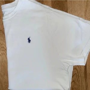 Vit Ralph lauren tshirt  - Skriv vid minsta fundering eller intresse🍾