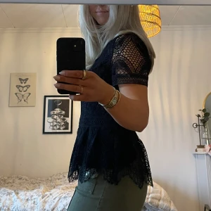 Spets - Svart spets topp med lite volang längst ner, kommer inte till användning då jag har en liknande. Är i jättebra skick!💕