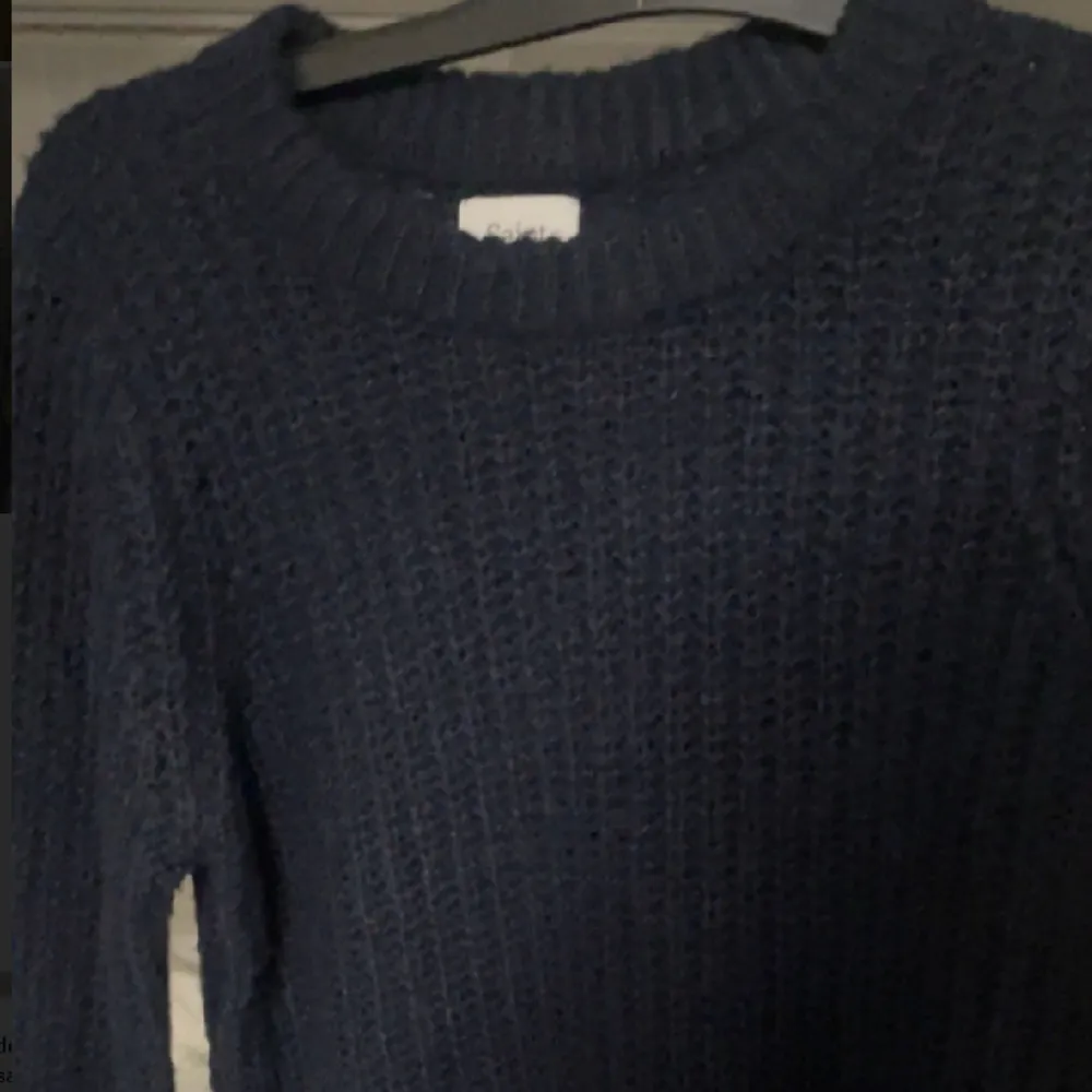 Säljer min stickade varma mörkblå tröja från saint tropez. Använd 2 gånger. Säljer eftersom den inte används🫶köpt för 400kr, storlek s. Tröjor & Koftor.