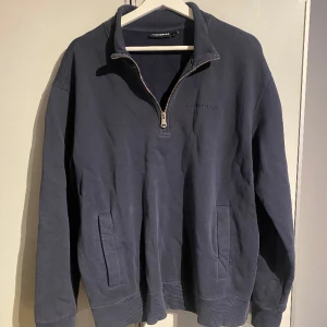 Half zip tröja - Half zip tröja från j.Lindeberg och är snygg över skjortan. I bra skick och nypris 1600!