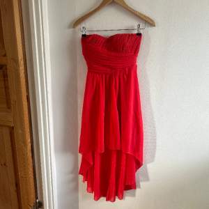 Röd balklänning från Eva&Lola, ärmlös. 