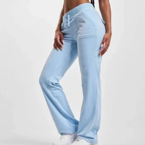 Juicy byxor  - Jätte fina skick inte använda så många ggr finns inga defekter eller så storlek xs men passar S också😊 skriv privat för fler bilder💕