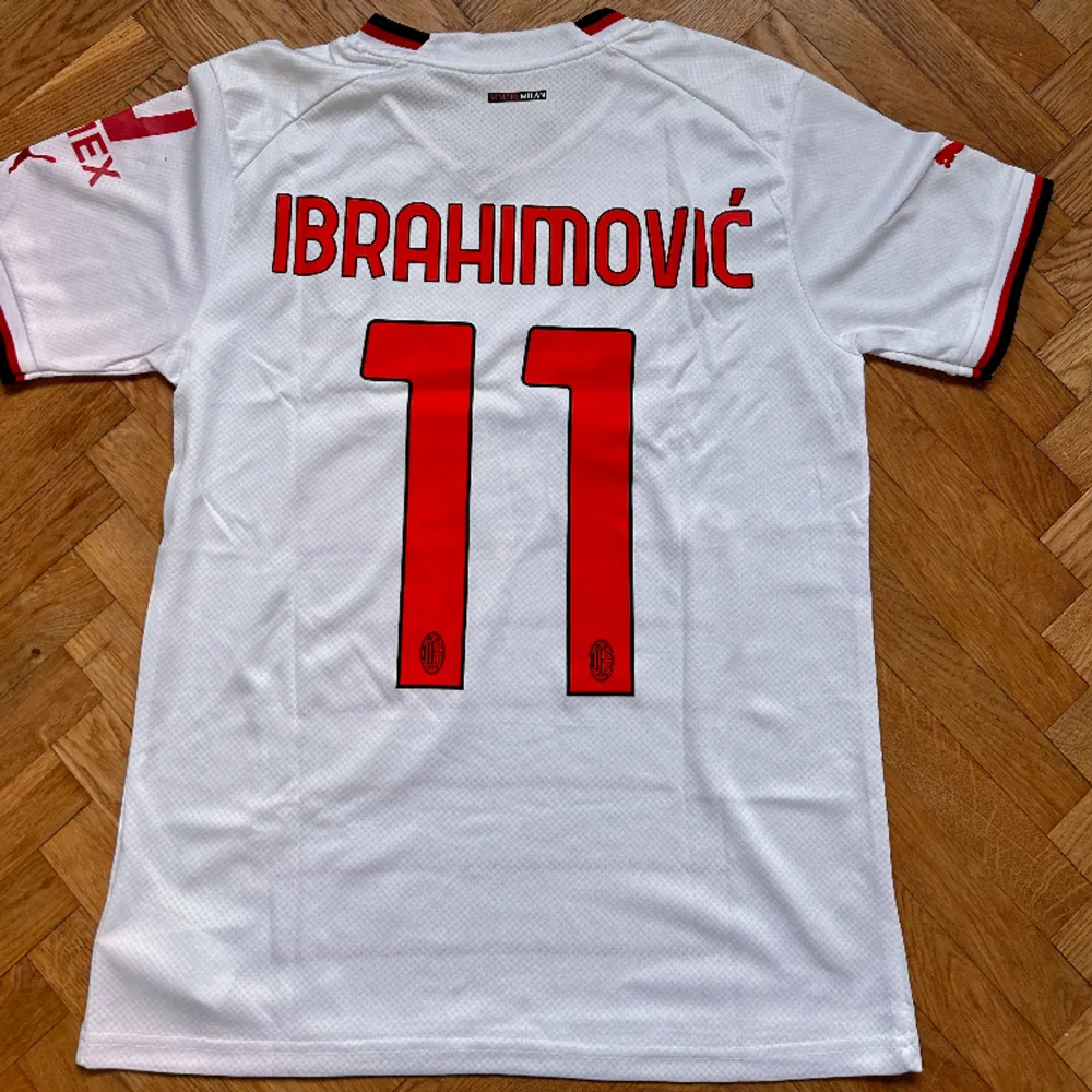 Säljer en helt ny, oanvänd AC Milan tröja från säsongen 22/23 med Zlatan på ryggen. Övrigt.
