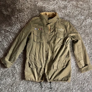 Field jacka  - Säljer en oanvänd fieldjacka från märket Sansibar sylt 🇩🇪- limited edition - riktigt fin kvalitet med schyssta detaljer, passar perfekt till våren 👌- kom gärna dm för mer frågor📩- såklart kan jag diskutera priset😉💴