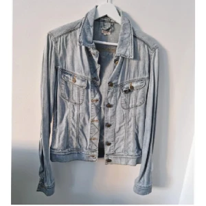 Lee jeansjacka  - Finare i verkligheten än vad bilderna återger !!!  Klassisk tidlös modell, passar till allt.  SIZE: 36/38 (S)