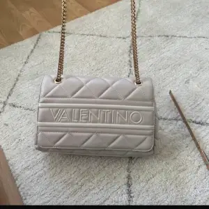 Valentino väska som används några gånger men inget som syns på väskan🥰