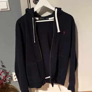 Ralph Lauren zip hoodie  - Mycket fin zip från Ralph Lauren. Sparsamt använd nypris 1500kr