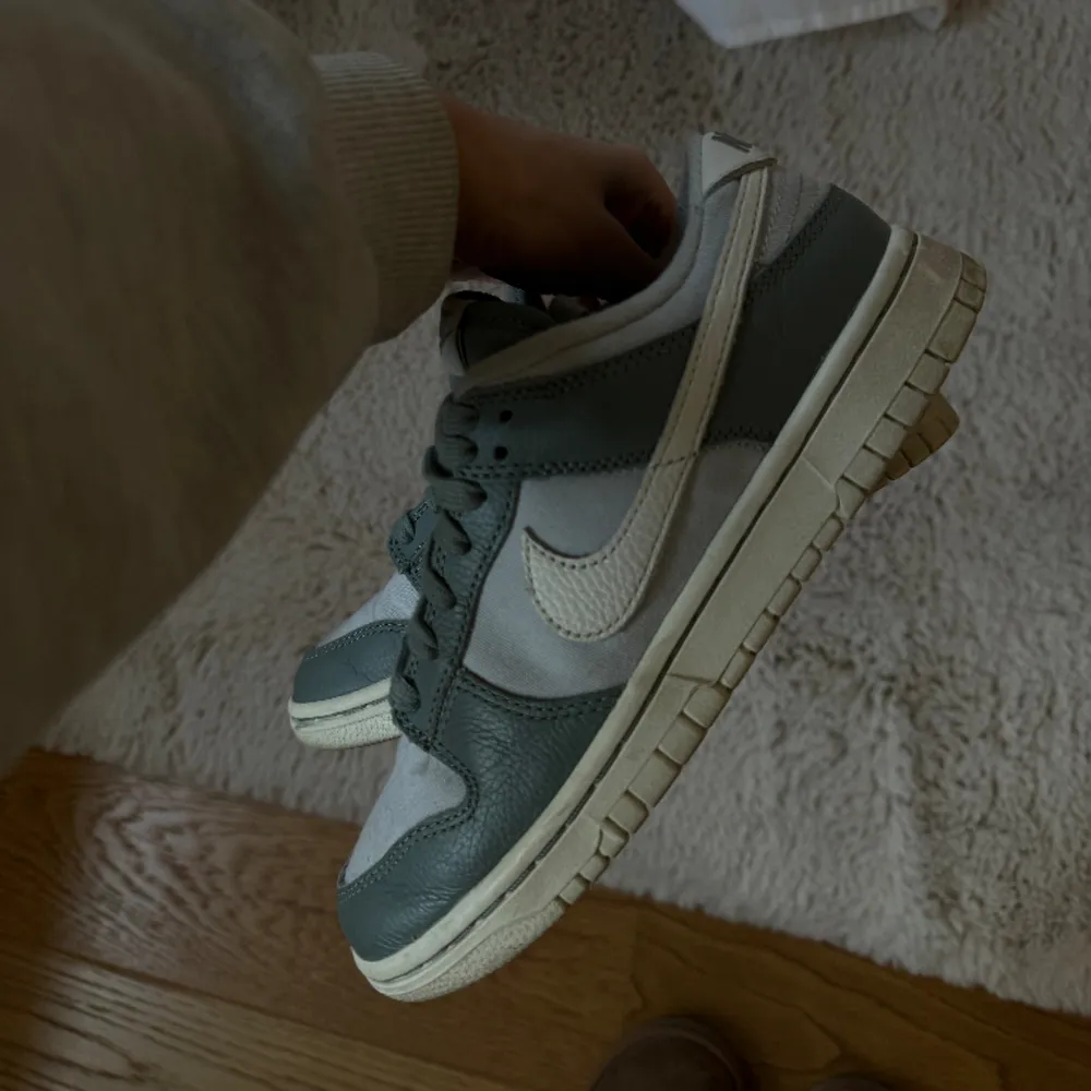 Snygga Nike dunk low som knappt är använda och därmed vill jag sälja dom! 💕💞. Skor.