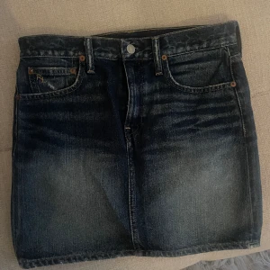 Jeanskjol Ralphlauren  - Fint skick. Som ny! Vill du ha fler bilder eller har några frågor så hör av dig 🦋💖