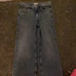 Det är jätte fina jeans som blev för små för mig har använt typ 4 gånger men jag ville inte slänga så jag säljer dom istället 