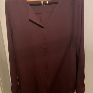 Blus vila  - Vinröd Top från vila i storlek xl 