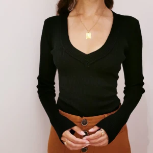 Ribbstickad body dam stl XS/S - Jättefin ribbstickad body i storlek XS/S. Jag är storlek S och på bilderna ser ni hur det ser ut på mig. 