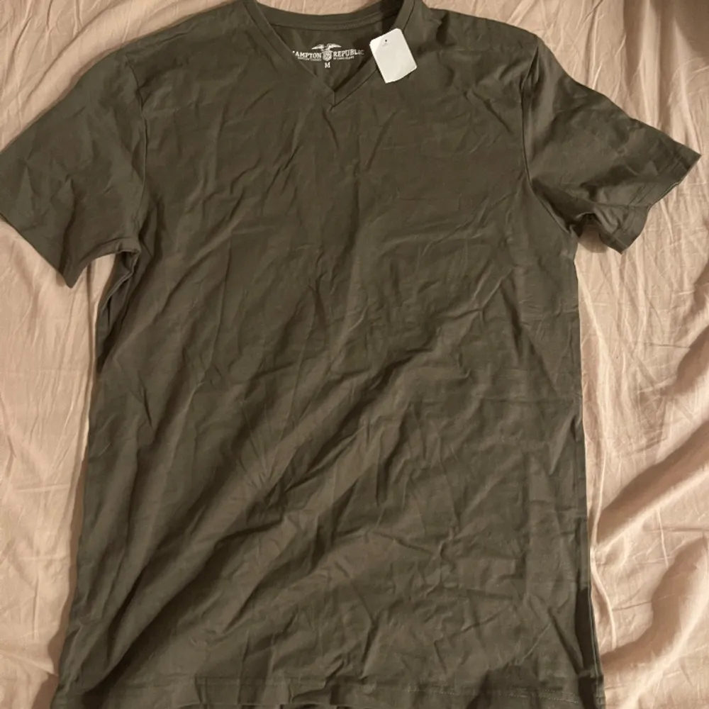Snygg grön v ringad T-shirt från Kappahl. Ny med prislapp. T-shirts.