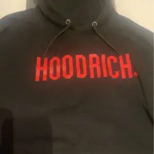 Säljer min Hoodrich hoodie, svart i röd text. Använt ett fåtal gånger. Storleken är XL men passar lika väl L. Pris kan även diskuteras. 