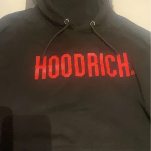 Hoodrich Hoodie  - Säljer min Hoodrich hoodie, svart i röd text. Använt ett fåtal gånger. Storleken är XL men passar lika väl L. Pris kan även diskuteras. 