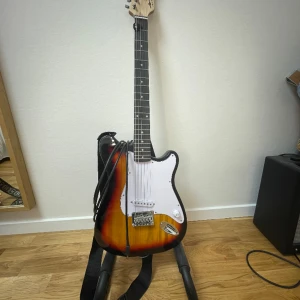 Elgitarr visionstring med förstärkare‼️ - En jättefin och välbehållen elgitarr men ny bytta strängar. Har använt den i några månader och låter suveränt bra‼️kontakta vid frågor eller intressekoll‼️