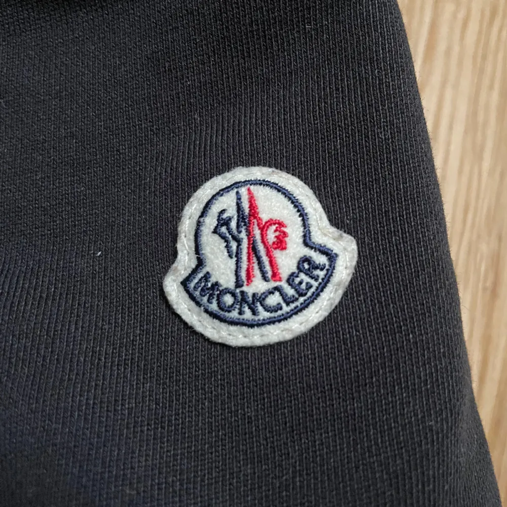 En äkta och snygg zip Hoodie från ”Moncler” i okej skick 7/10. Den är i storlek XL men passar M och L. Tags inuti är bortklippta (Pris kan diskuteras).. Hoodies.