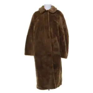 Sååå fin kappa från H&M, köpt förra vintern och är sparsamt använd! Skicket är väldigt bra. Är en mörk grön/ brun nyans. 