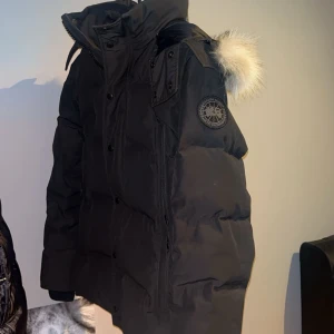 Canada goose jacka  - Säljer mina canada goose jacka pågrund av flytt till ett varmare land. Skick 9/10 Strl S  Allt tillkommer förutom päls, köpt på canadagoose.com