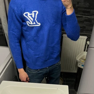 Lv Sweater  - Sjukt snygg sweatshirt från Louis Vuitton. Pris kan diskuteras! Skriv för fler bilder. Storlek L men sitter som M