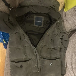 Hilfiger vinterjacka storlek M - Säljer jackan d börjar bli  varmt värd 2-3 tusen säljer för 1000vid snabb affär 