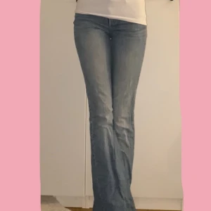 Bootcut jeans 💘💘 - Ett par fina bootcut jeans från Nelly som är midwaist🩷🩷 skulle passa någon i längden 167-172 🤍