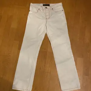 Märket vet ja inte vad är. Men dem är snygga vita jeans med röda sömmar. Perfekt till sommaren