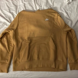 Nike Tracksuit - Tjena, säljer denna feta Nike tracksuit som liknar de populära Nike techsuit. Den är i toppskick, kan inte säga något annat. Skitsnygg dräkt som jag tyvärr vuxit ur. Priset är bara ett ungefär, pruta gärna!