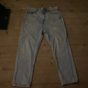 Jeans pull and bear - Jag säljer mina jeans billigt! Fräscha relaxed jeans från pull and bear andvända en gång. Perfekt nu inför våren. Jeansen passar även Stockholmsstil. För mer information eller övriga frågor. Kom privat