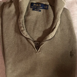 Ralph louren qiurter zip - En oliv grön super fin Ralph louren zip kom dm vid funderingar skicka 10/10 Pris går att diskutera vid snabb affär 
