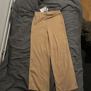 Zara ull byxa  - Ett par sköna ull byxor från Zara i bootcut modell. Helt oanvända med prislappen kvar! 