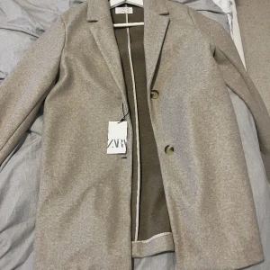 Kappa - Helt oanvänd kappa från zara, köpt på rea för 400💕Skulle säga att den passar xs-s.