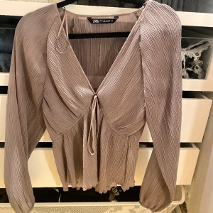Blus  - Säljer nu denna fina blus från Zara som jag aldrig har använt. I lite lila/brun färg? 
