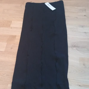 Ribbad långkjol  - Super fin ribbad långkjol från gina tricot! Alldig använd lappen är kvar! 