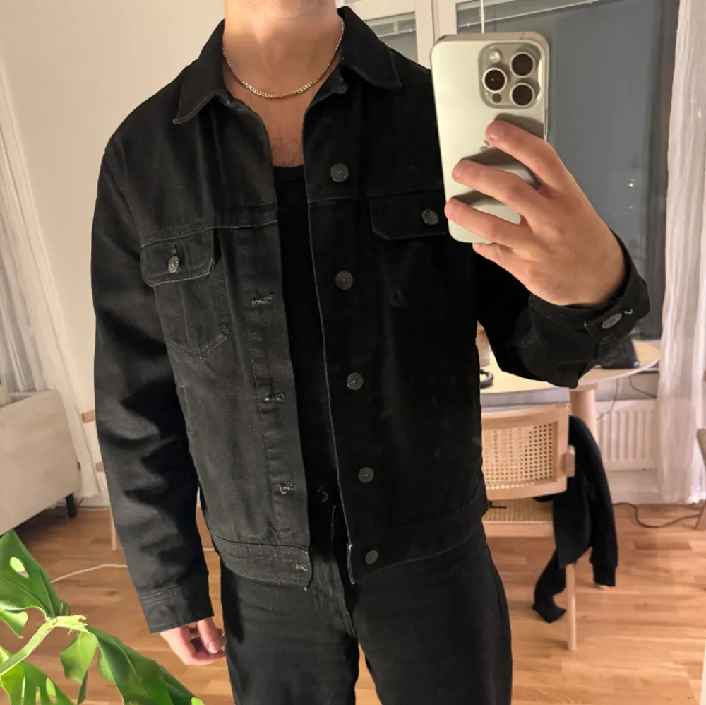 Cropped denimjacka från Mango i svart. Herrmodell men skulle säga att den passar Unisex.. Jackor.